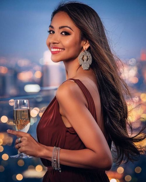 Soulful & Artistic Escort in Toronto – Calliope Snow